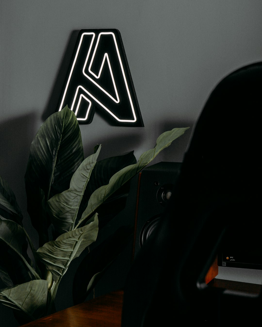 a-neon-sign-that-is-on-the-side-of-a-wall-iim9fqicvuq